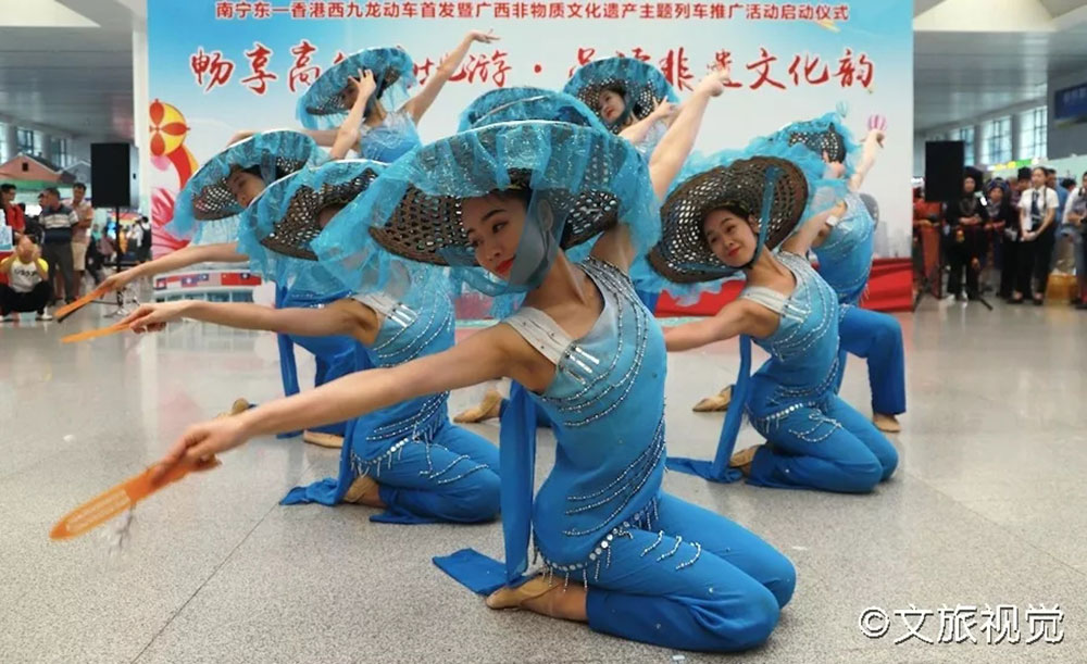 搭乘首發(fā)高鐵，海真珠珍珠粉抵達東方明珠